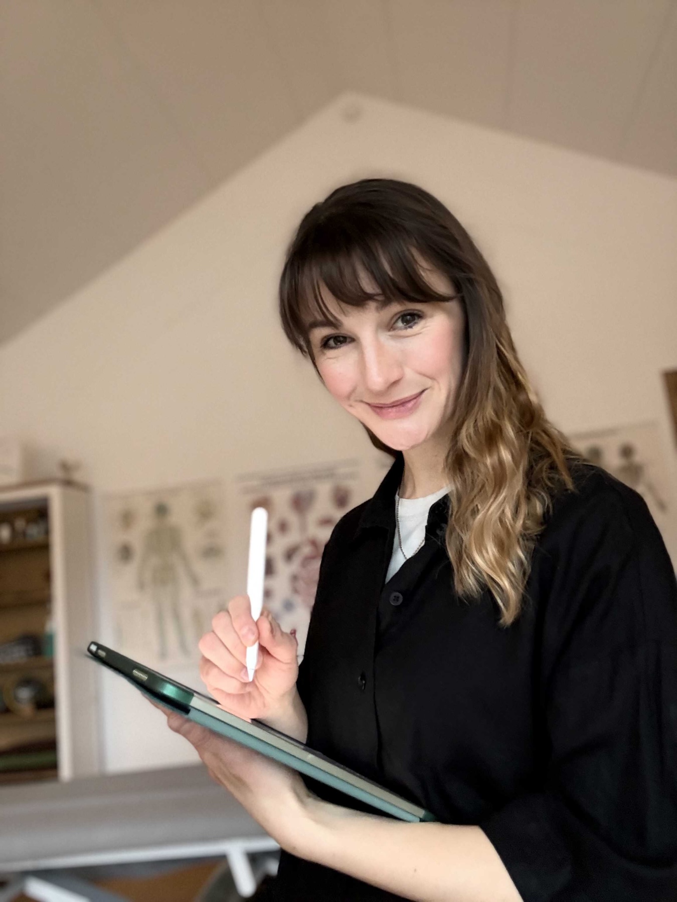 Martina Möller bei der Arbeit in ihrer Praxis